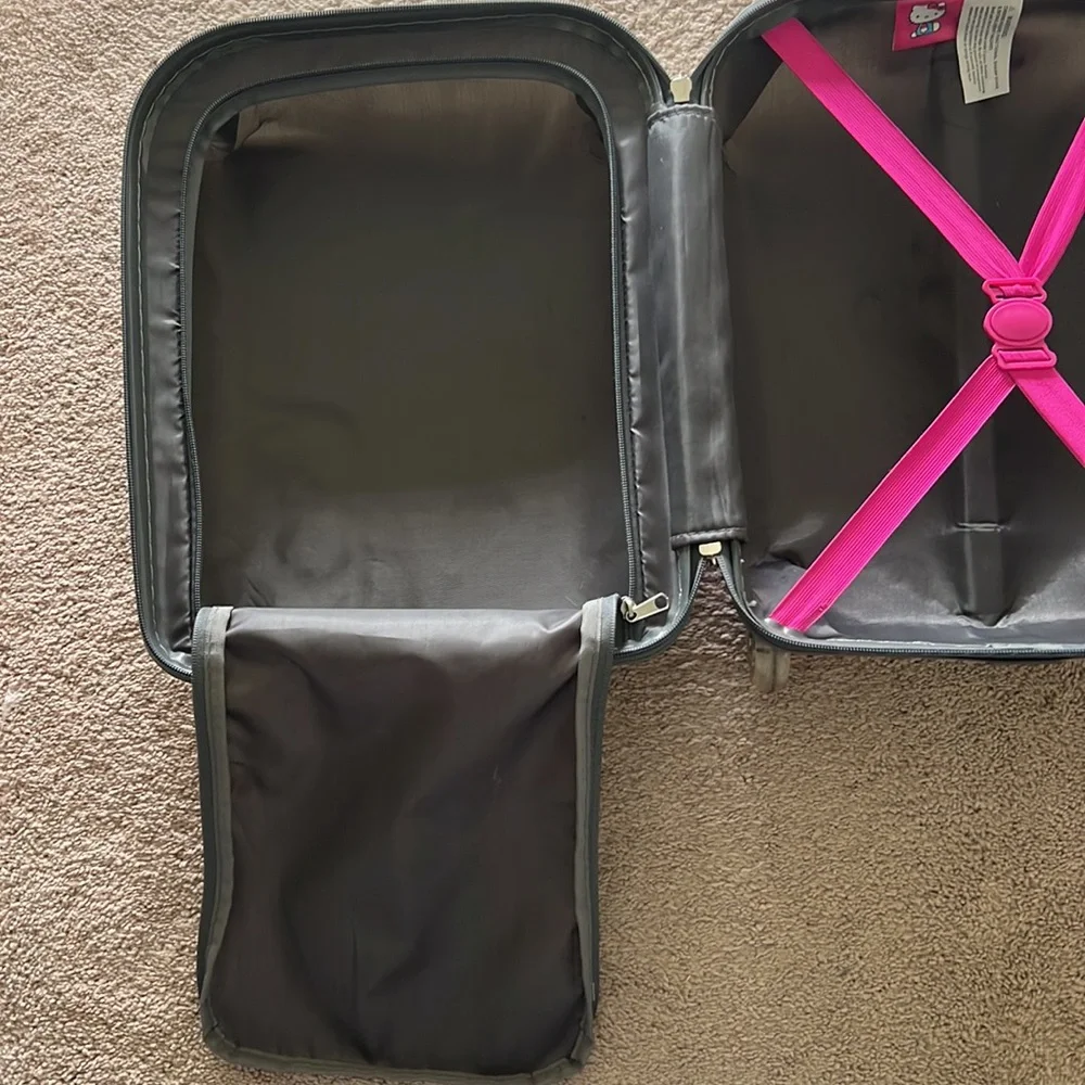 Hello kitty suitcase - Picture 5 of 5